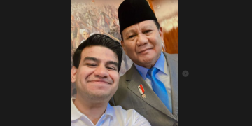 Selebgram Fadil Jaidi berswafoto dengan Menhan Prabowo. (instagram Fadil Jaidi)