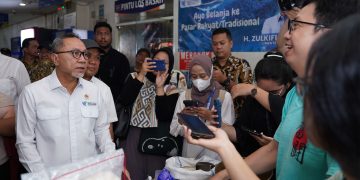 Menteri Perdagangan, Zulkifli Hasan meninjau harga dan stok barang kebutuhan pokok (bapok) di Pasar Senen, Jakarta, Kamis 30 November 2023. (dok. Biro Humas Kemendag)