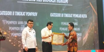 Yasonna Laoly serahkan penghargaan ke Provinsi Bantens (Dok Ist)