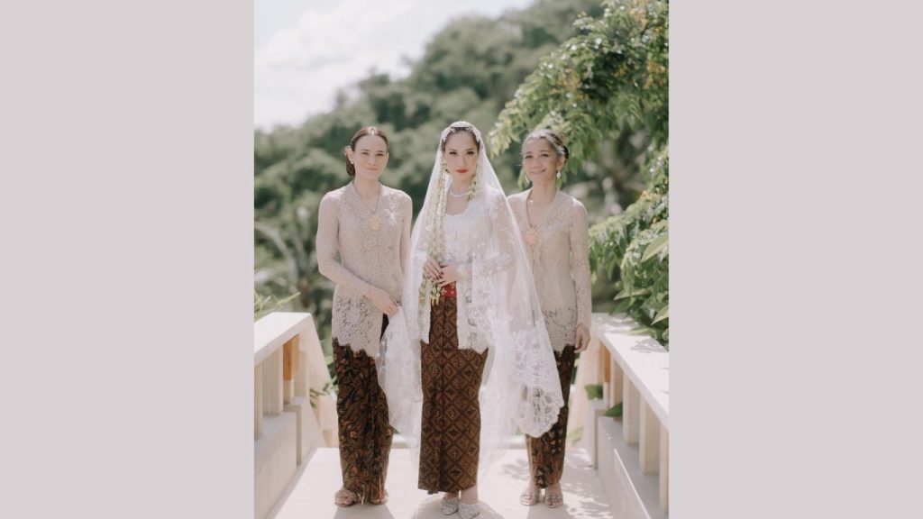 Asiha Sinclair mendampingi BCL pada hari pernikahan BCL dengan Tiko Aryawardhana.