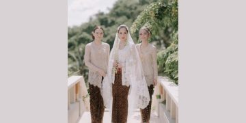 Asiha Sinclair mendampingi BCL pada hari pernikahan BCL dengan Tiko Aryawardhana.