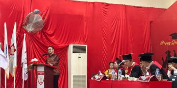 Hadiri Wisuda UNIAS, Marinus Gea Soroti Pembangunan SDM Hadapi Disrupsi