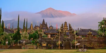 Mengenal Pura Besakih, Tempat Wisata Religi yang Bersejarah dan Berada di Kaki Gunung Agung