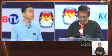 Gibran dan Mahfud dalam debat Cawapres