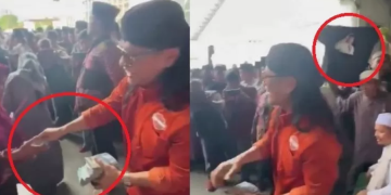Gus Miftah bagi-bagi uang ke warga