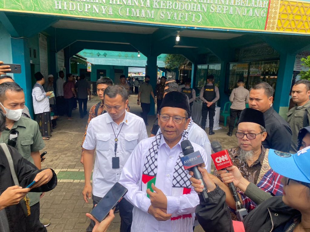 Mahfud MD memberikan keterangan kepada wartawan, di Pandeglang.(Def/SuaraNusantara)