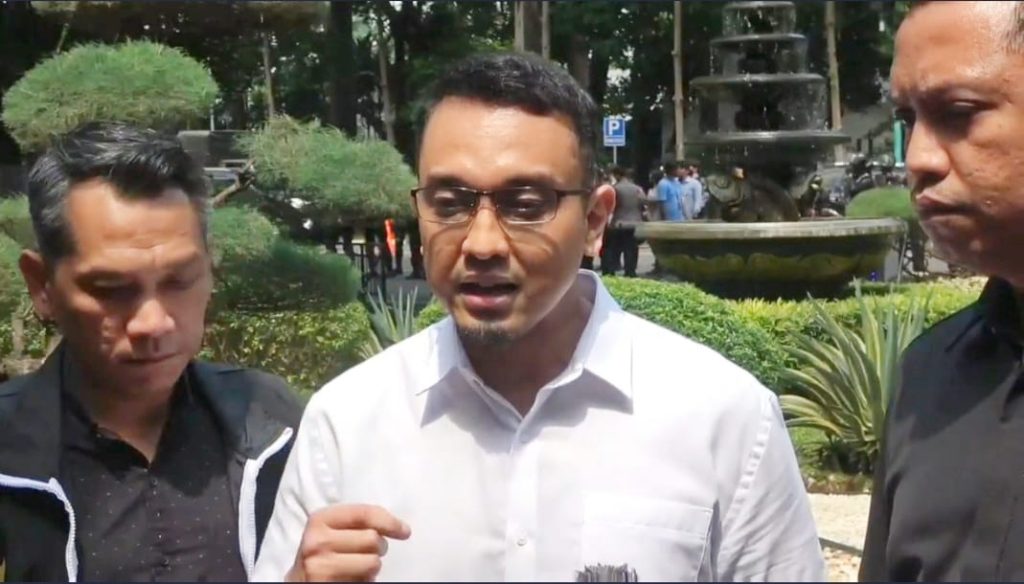 Jubir TPN Ganjar-Mahfud, Aiman Witjaksono saat diwawancarai di Mapolda Metro Jaya, pada Selasa (5/12/2023). (Ilham/Suaranusantara)