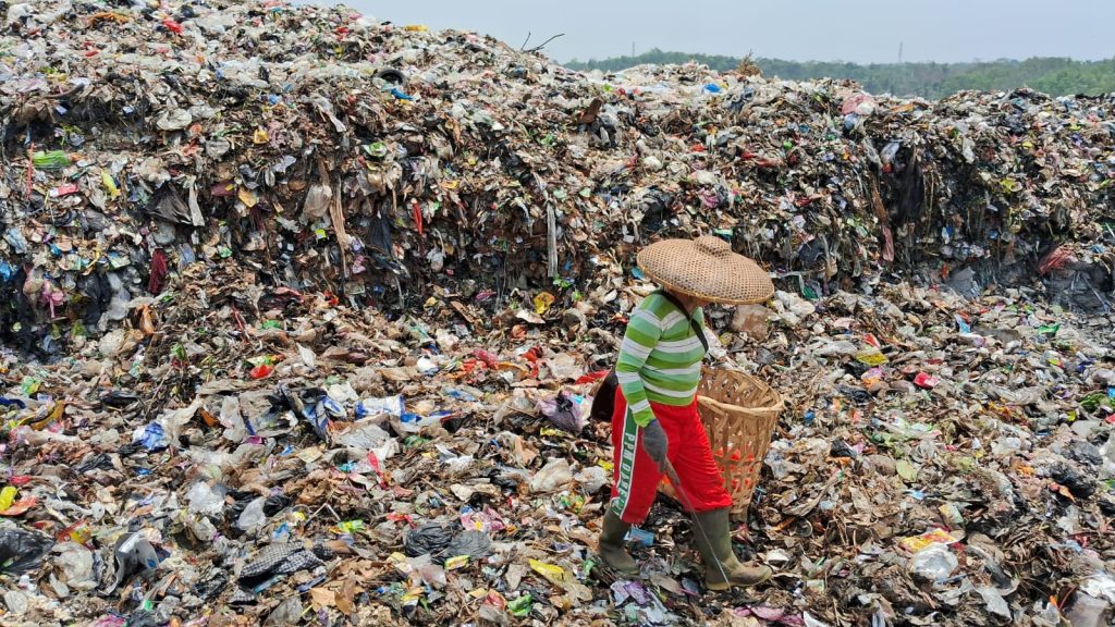 Tumpukan sampah di TPSA Dengung, Kabupaten Lebak.(Def/SuaraNusantara)