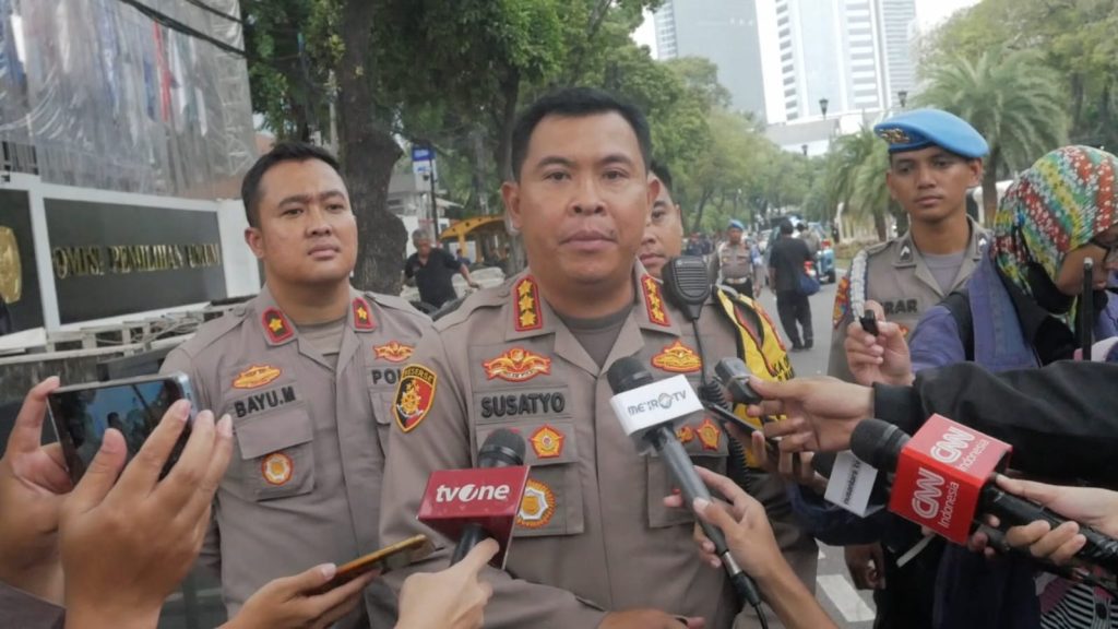 Kapolres Metro Jakarta Pusat, Kombes Pol Susatyo Purnomo Condro saat diwawancarai di depan kantor KPU RI, pada Selasa (12/12/2023). (Ilham/Suaranusantara)