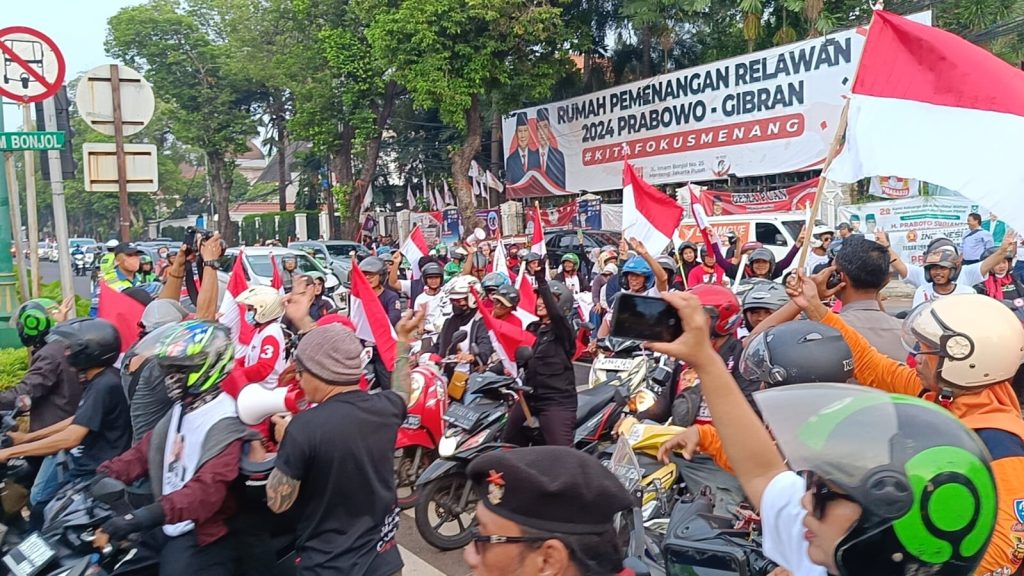 Simpatisan Ganjar-Mahfud bersitegang dengan relawan Prabowo-Gibran di dekat kantor KPU RI, pada Selasa (12/12/2023). (Ilham/Suaranusantara)