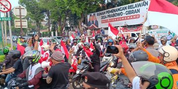 Simpatisan Ganjar-Mahfud bersitegang dengan relawan Prabowo-Gibran di dekat kantor KPU RI, pada Selasa (12/12/2023). (Ilham/Suaranusantara)
