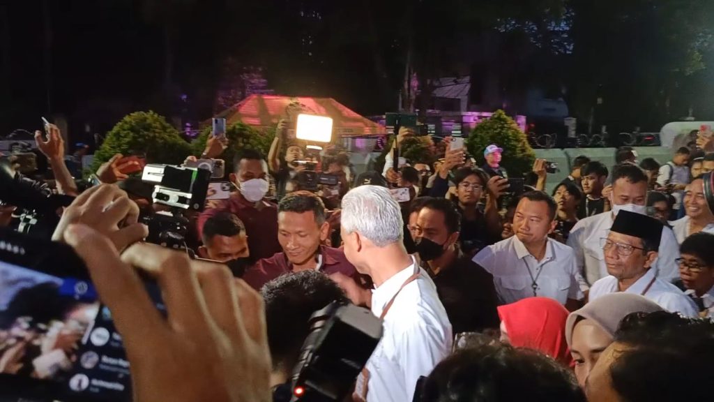 Paslon Nomor Urut 3, Ganjar Pranowo dan Mahfud MD saat tiba dikantor KPU RI, pada Selasa (12/12/2023). (Ilham/Suaranusantara)