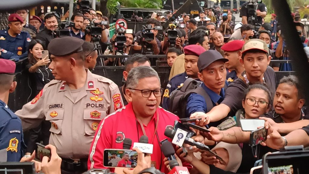 Sekjen PDIP, Hasto Kristiyanto saat diwawancarai di depan kantor KPU RI, pada Selasa (12/12/2023). (Ilham/Suaranusantara)