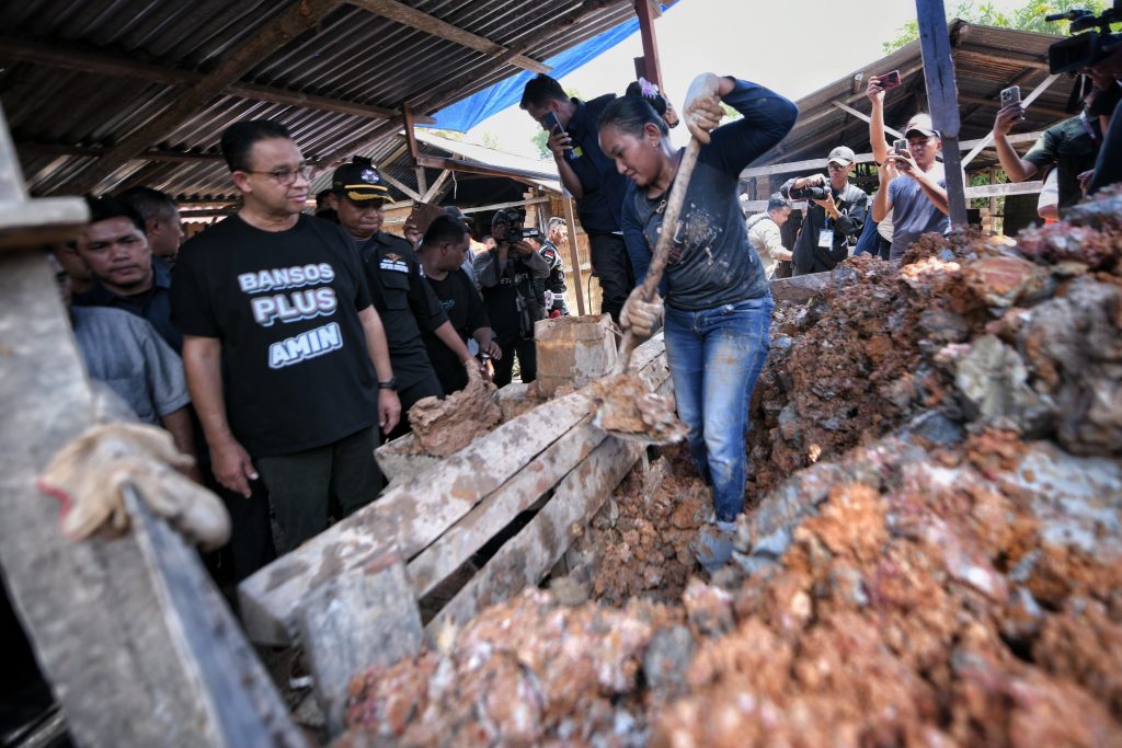 Capres nomor urut 1, Anies Rasyid Baswedan saat kampanye di Kampung Bata, Riau, pada Rabu (13/12/2023). (Foto Doc. Timnas Amin/Suaranusantara)