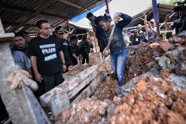 Capres nomor urut 1, Anies Rasyid Baswedan saat kampanye di Kampung Bata, Riau, pada Rabu (13/12/2023). (Foto Doc. Timnas Amin/Suaranusantara)