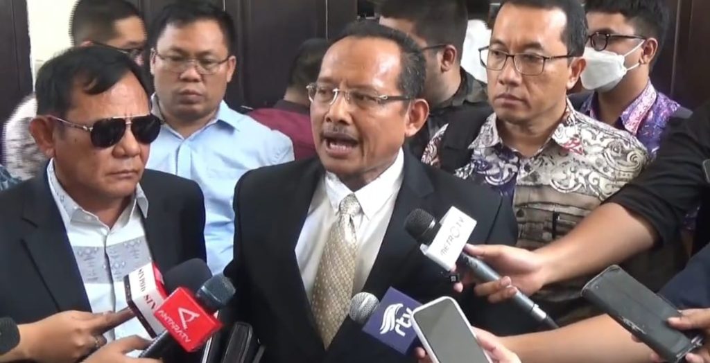 Kuasa hukum Wamenkumham Eddy Hiariej, Muhammad Luthfie Hakim saat diwawancarai di PN Jaksel, pada Senin (18/12/2023). (Ilham/Suaranusantara)