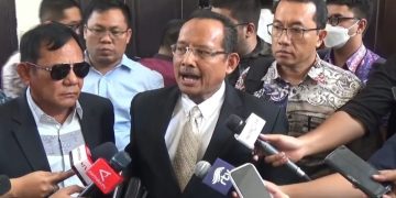 Kuasa hukum Wamenkumham Eddy Hiariej, Muhammad Luthfie Hakim saat diwawancarai di PN Jaksel, pada Senin (18/12/2023). (Ilham/Suaranusantara)