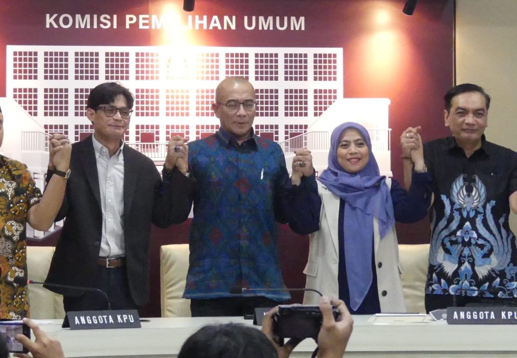 Ketua KPU RI, Hasyim Asy'ari (Baju Batik Tengah) saat Konferensi Pers di kantor KPU RI, Jakarta, pada Kamis (21/12/2023). (Foto Ilham/Suaranusantara)