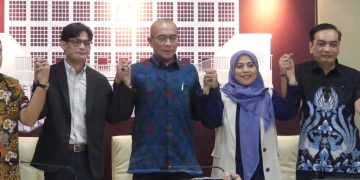 Ketua KPU RI, Hasyim Asy'ari (Baju Batik Tengah) saat Konferensi Pers di kantor KPU RI, Jakarta, pada Kamis (21/12/2023). (Foto Ilham/Suaranusantara)