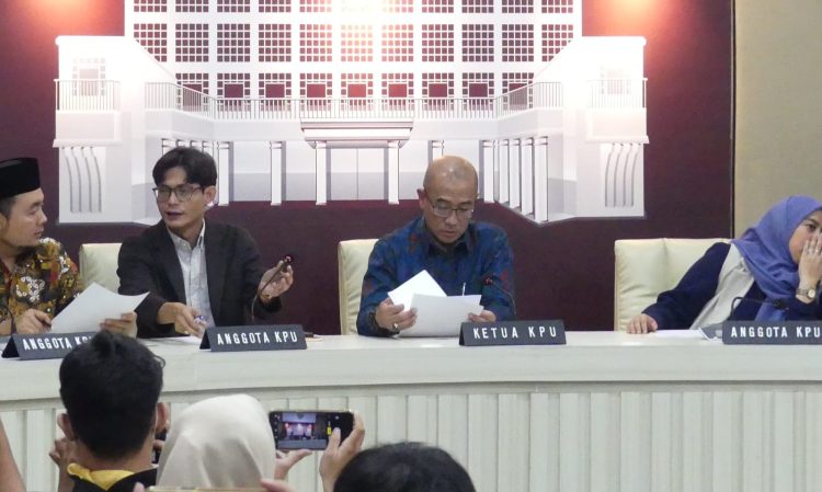 Ketua KPU RI, Hasyim Asy'ari saat konferensi pers di kantor KPU RI, pada Kamis (21/12/2023). (Foto Ilham/Suaranusantara)