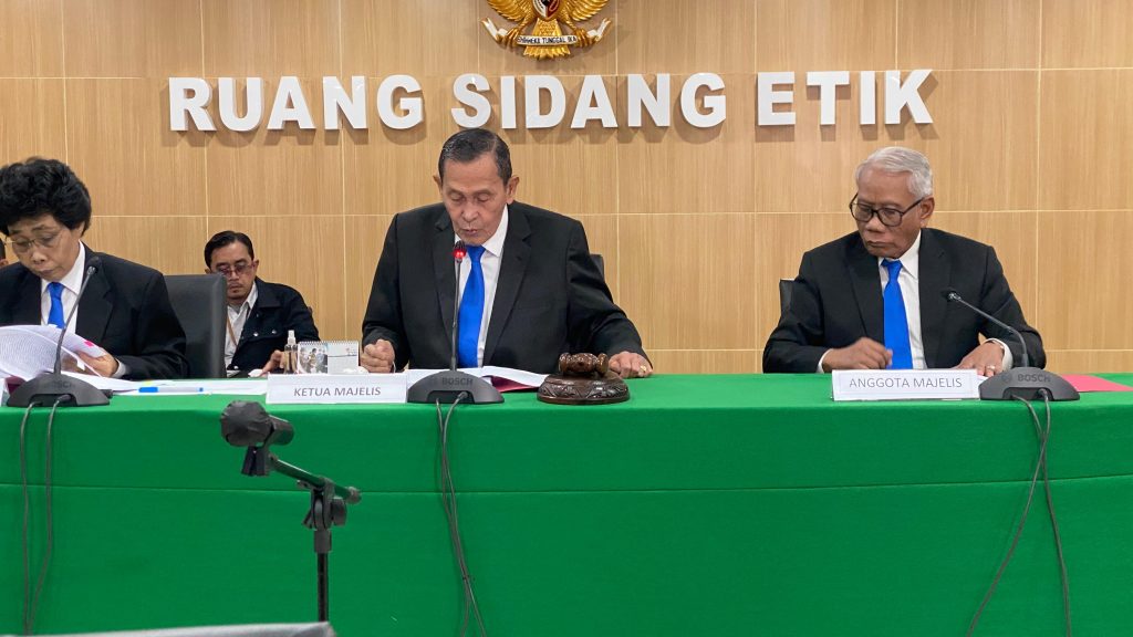 Ketua Dewas KPK, Tumpak Hatorangan Panggabean saat membacakan putusan pelanggaran etik Firli Bahuri di Kantor Dewas KPK, Jakarta, pada Rabu (27/12/2023).