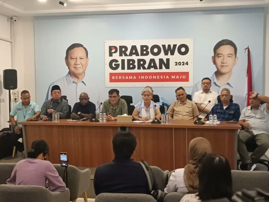 Sejumlah aktivis 98 memberikan keterangan dalam Jumpa Pers di Media Center TKN Prabowo -Gibran, Jakarta, Senin 11 Desember 2023. (twitter)