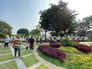 Warga beraktivitas di Alun-alun Kota Bogor