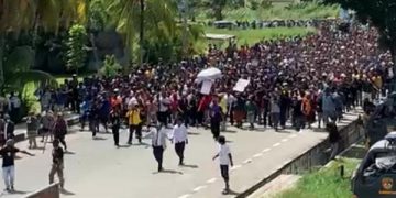 Massa saat mengarakn jenazah Lukas Enembe di Jayapura