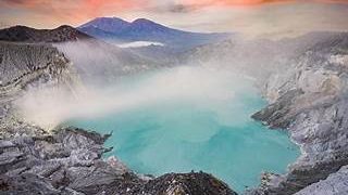Kawah Ijen, Pesona Api Biru dan Danau Asam Hijau di Banyuwangi, Wajib Banget Kamu Kunjungi!