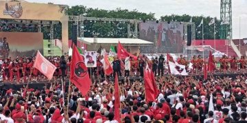 Kader PDIP saat hadiri kampanye akbar di Sidoarjo