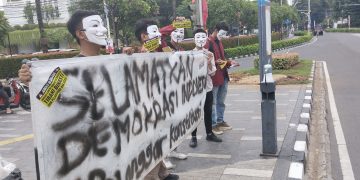 Mahasiswa UBK Bagi-bagi Selebaran, Ingatkan Bahaya Dinasti Politim