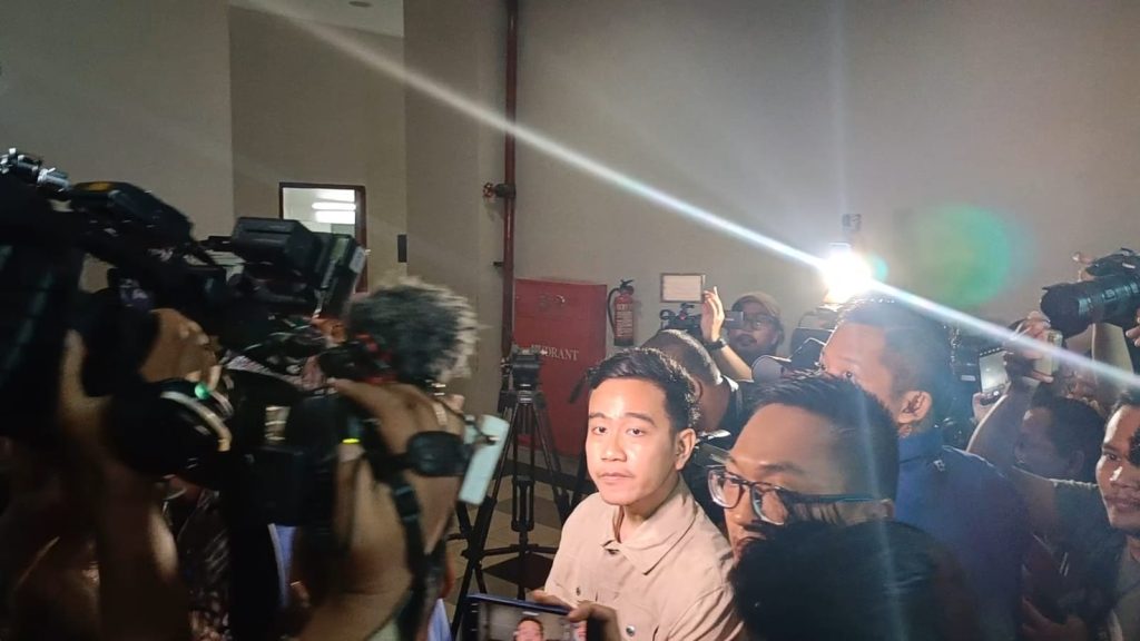 Cawapres nomor urut 2, Gibran Rakabuming Raka saat tiba di kantor Bawaslu Jakarta Pusat, pada Rabu (3/1/2024). (Foto Ilham/Suaranusantara)