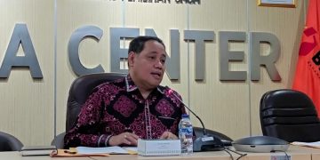 Ketua Divisi Sumber Daya Manusia, Organisasi, dan Pendidikan Latihan Bawaslu RI, Herwyn JH Malonda saat konferensi pers di Kantor Bawaslu RI, pada Senin (8/1/2024). (Ilham/Suaranusantara)