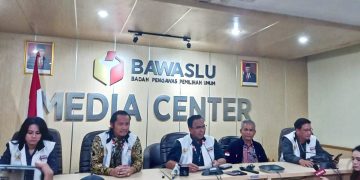 Direktur Penegakan Hukum dan Advokasi Tim Hukum TPN Ganjar-Mahfud, Ifdhal Kasim (Tengah) saat Konferensi Pers di kantor Bawaslu RI, Jakarta, pada Selasa (16/1/2024). (Ilham/Suaranusantara)