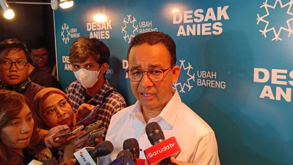 Capres nomor urut 1, Anies Rasyid Baswedan saat diwawancarai di acara 'Nakes Desak Anies' yang digelar di Hallf Patiunus, Kebayoran Baru, Jakarta Selatan, pada Kamis (18/1/2024). (Ilham/Suaranusantara