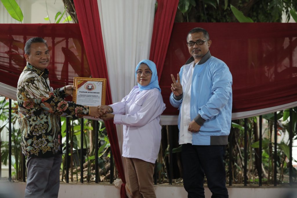 Ketua Baraya Gemoy, Jamaluddin (Batik) menyerahkan piagam dukungan kepada Wakil Komandan Golf Tim Kampanye Nasional (TKN) Prabowo-Gibran, Eli Sinaga di kediaman Prabowo Subianto, Kertanegara, Jakarta Selatan, pada Kamis (18/1/2024).