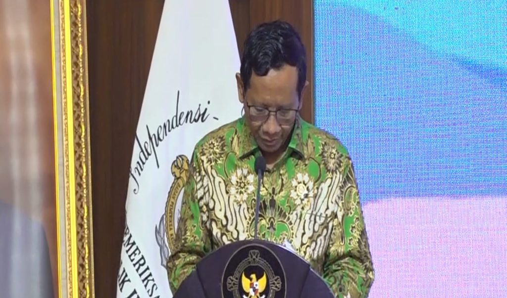 Menkopolhukam, Mahfud MD saat memberikan sambutan di Entery Meeting Pemeriksaan Laporan Keuangan Kementerian/Lembaga Lingkup Auditorat Utama Keuangan Negara (AKN) I di Gedung BPK RI, Jakarta, pada Kamis (18/1/2024).