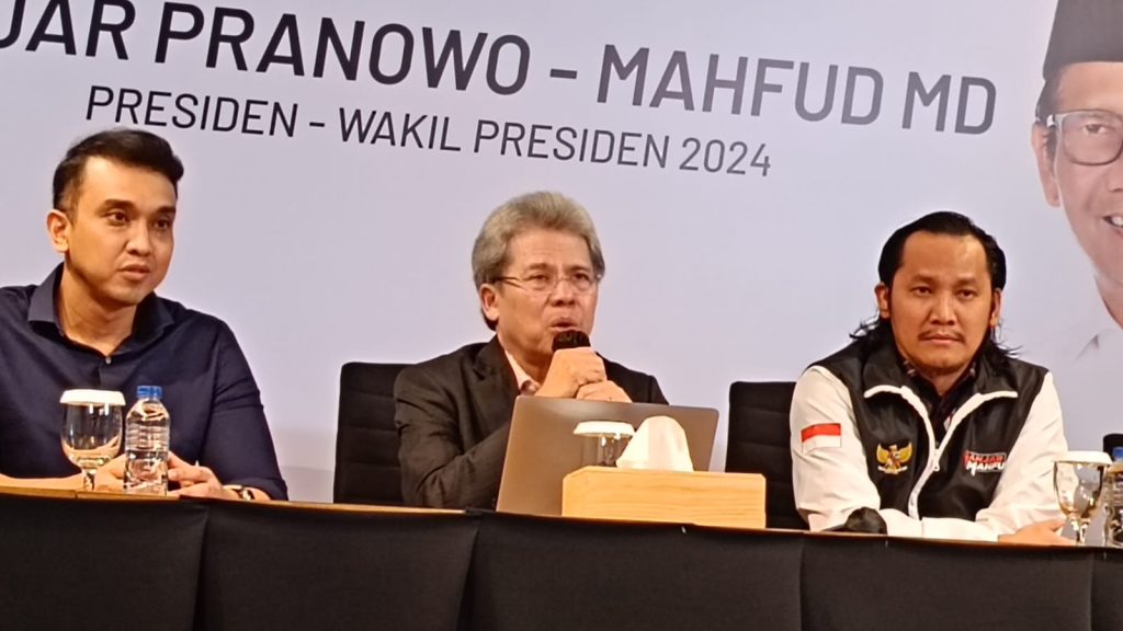Ketua Deputi Bidang Hukum TPN Ganjar-Mahfud, Todung Mulya Lubis saat konferensi pers di Media Center TPN Ganjar-Mahfud, Menteng, Jakarta Pusat, pada Selasa (30/1/2024) (Foto Ilham/Suaranusantara)
