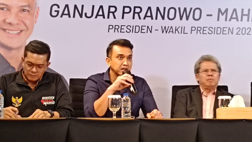 Jubir TPN Ganjar-Mahfud, Aiman Witjaksono saat konferensi pers di Media Center TPN Ganjar-Mahfud, Menteng, Jakarta Pusat, pada Selasa (30/1/2024). (Foto Ilham/Suaranusantara).