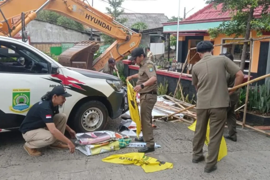 Satpol PP Kota Tangerang menertibkan alat peraga kampanye (APK)
