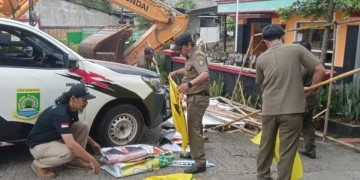 Satpol PP Kota Tangerang menertibkan alat peraga kampanye (APK)