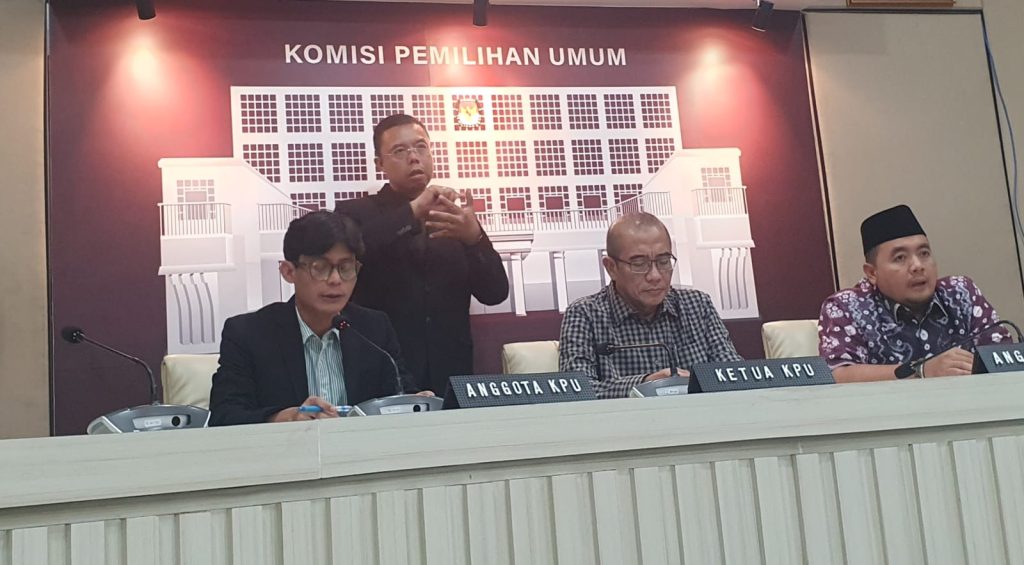 Komisioner KPU RI, August Mellaz saat konferensi pers di kantor KPU RI, Jakarta Pusat, pada Jum'at (2/2/2024). (Ilham/Suaranusantara)