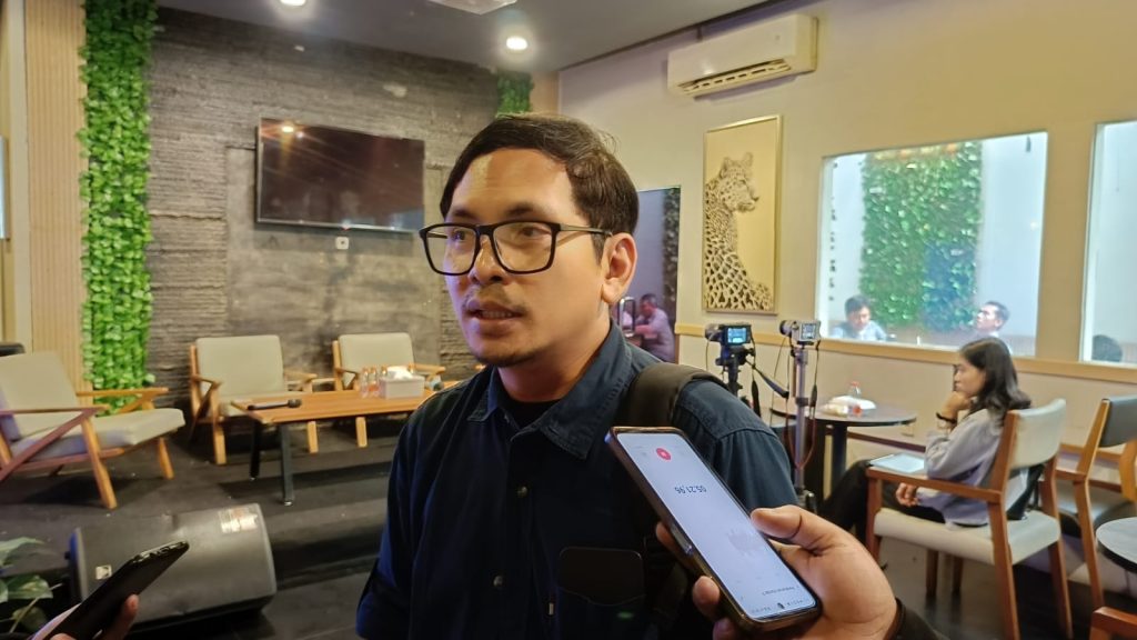 Direktur Eksekutif Setara Institute, Halili Hasan saat diwawancarai di Tebet, Jakarta Selatan, pada Rabu (7/2/2024). (Ilham/Suaranusantara)