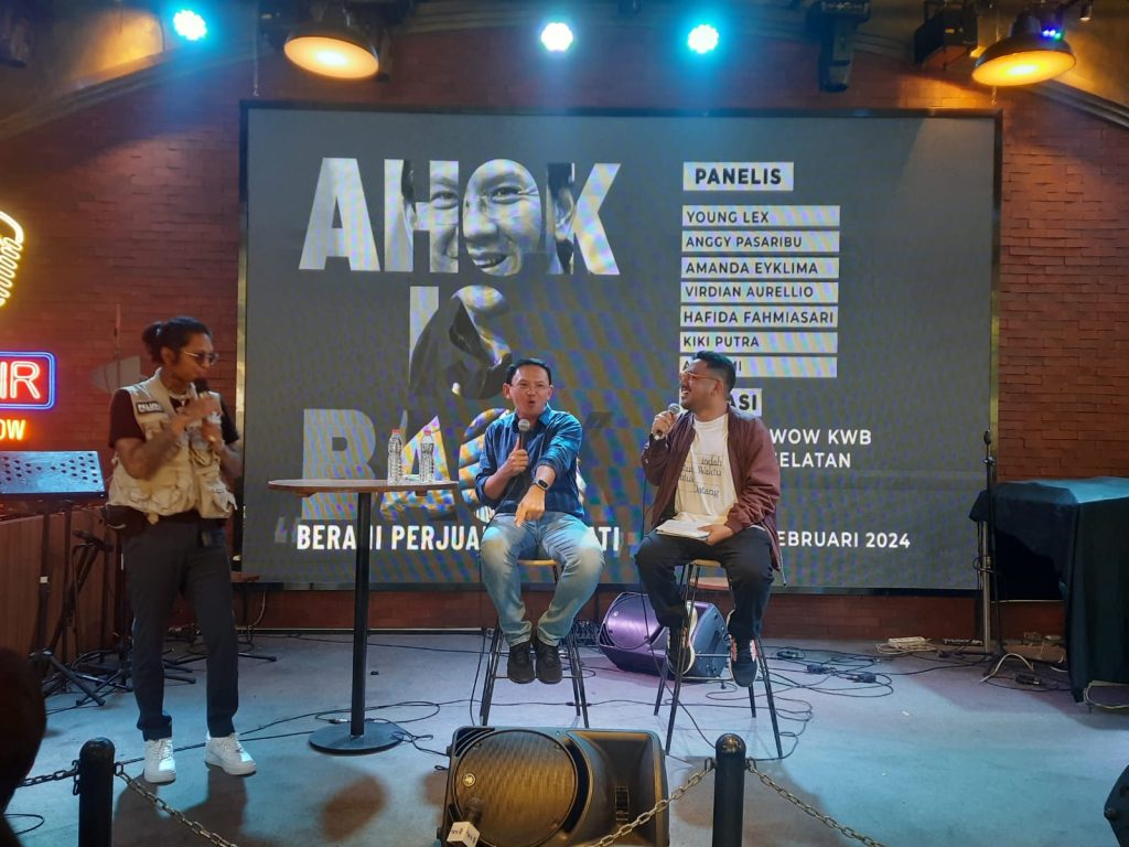 Politisi PDIP, Basuki Tjahaja Purnama atau Ahok saat ditanya oleh Young Lex yang menjadi salah satu panelis di acara yang bertema 'Ahok Is Back' di Jakarta Selatan, pada Kamis (08/02/2024). (Ilham/Suaranusantara)