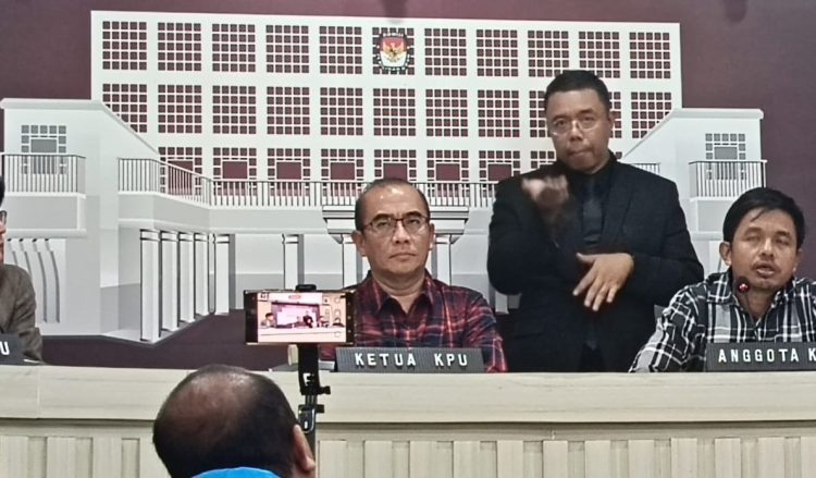 Ketua KPU RI, Hasyim Asy'ari saat Konferensi Pers di kantor KPU RI, Menteng, Jakarta Pusat, pada Jum'at (23/2/2024). (Foto Ilham/Suaranusantara)
