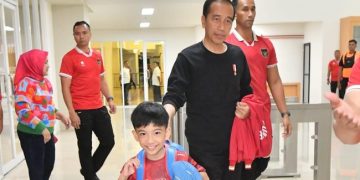 Presiden Joko Widodo mengantarkan dua cucunya yakni Jan Ethes dan La Lembah Manah ke Hotel Fairmont (Istana Kepresidenan/Agus Suparto)