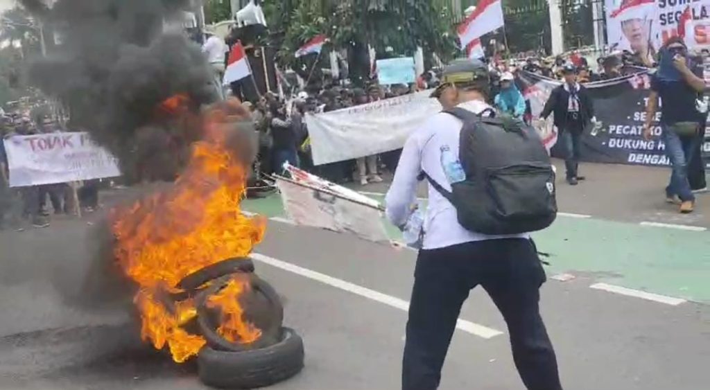 Aksi bakar ban oleh massa aksi di DPR RI (Dok ist)