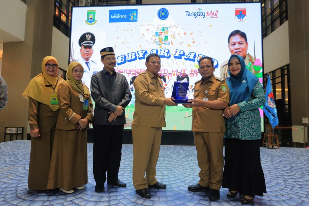Kepala Dinas Pendidikan Kota Tangerang Jamaluddin (kiri) menyerahkan piagam penghargaan kepada PJ Wali Kota Tangerang Dr. Nurdin atas dedikasinya mendukung program pengembangan Pendidikan Anak Usia Dini