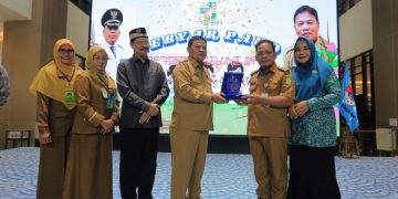 Kepala Dinas Pendidikan Kota Tangerang Jamaluddin (kiri) menyerahkan piagam penghargaan kepada PJ Wali Kota Tangerang Dr. Nurdin atas dedikasinya mendukung program pengembangan Pendidikan Anak Usia Dini