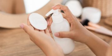 Apa Perbedaan Milk Cleanser dan Micellar Water?